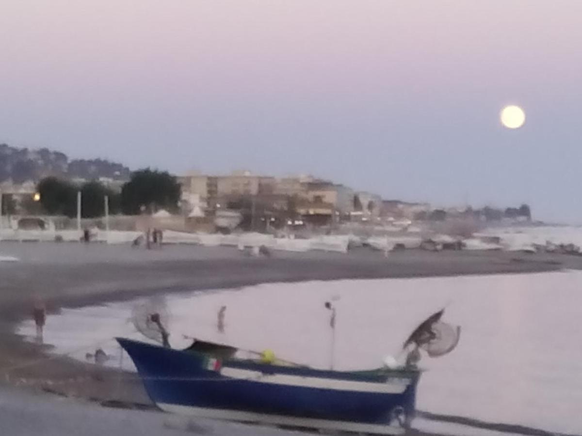Appartamento Riviera Trilocale Wifi E Parcheggio Privato Ventimiglia Kültér fotó